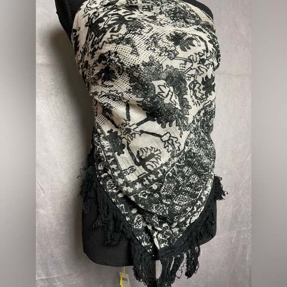 BCBGeneration black and white jacquard scarf top with black fringe - Picture 2 of 4